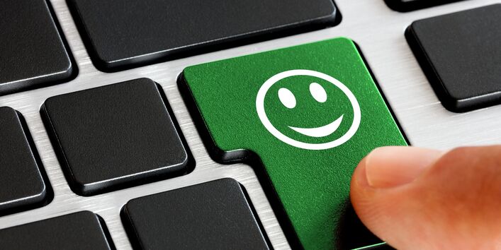 Eine Tastatur mit einem grünen Smiley.