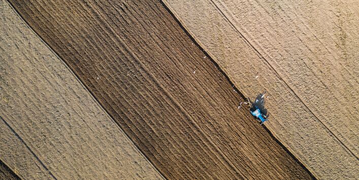 Ein Traktor fährt über ein Feld