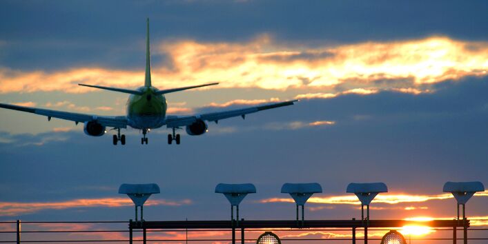 Ein Flugzeug hebt ab.