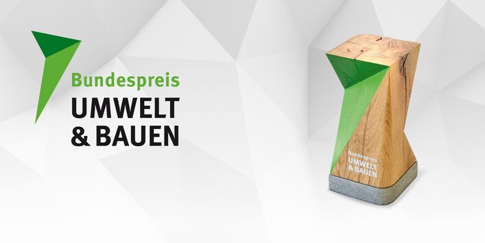 Schriftzug "Bundespreis Umwelt & Bauen" und Bild einer Trophäe aus Holz