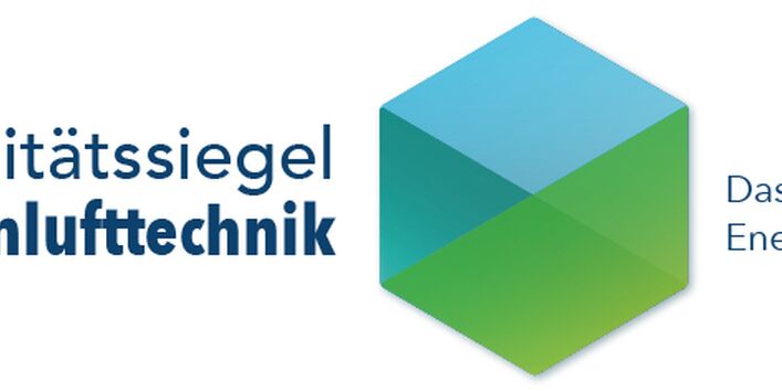 Das Bild zeigt das Logo des Qualitätssiegels Raumlufttechnik. Es besteht aus dem Schriftzug selbst und rechts daneben einem Sechseck, das auf der Spitze steht und in Blau- und Grüntönen gefüllt ist.