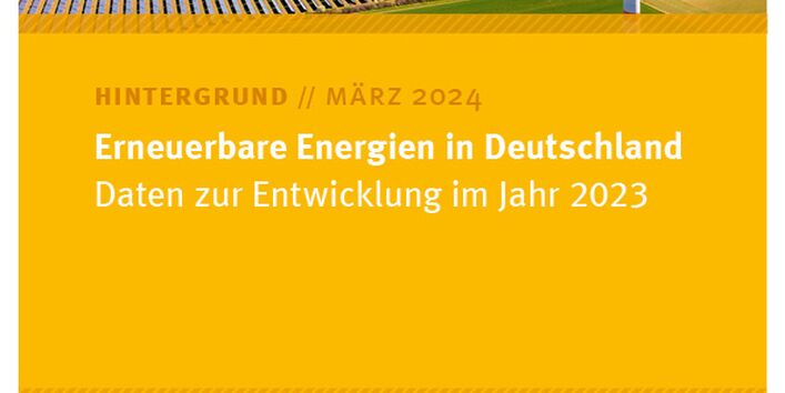 Windräder an Land neben Feldnern