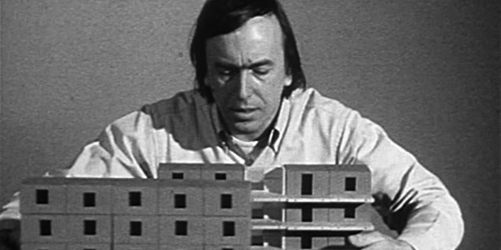 Mann vor einem Modelbau