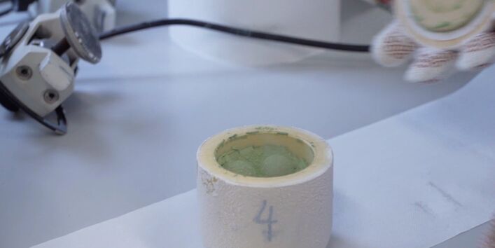 Grünes Pulver in einem Tiegel.