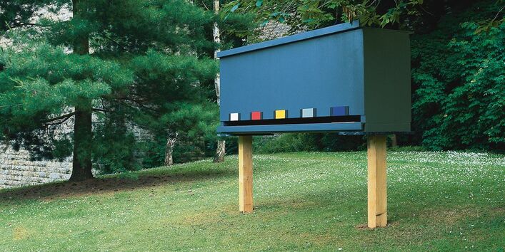 Blauer Bienenkasten