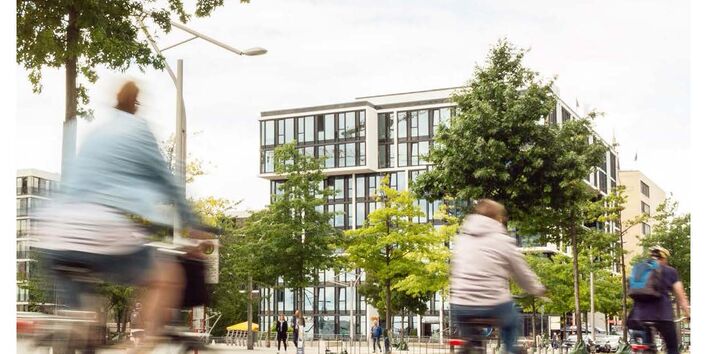 Cover; Fahrradfahrer in der Stadt