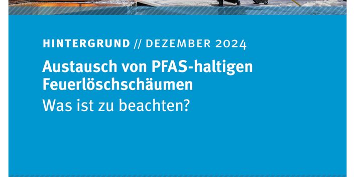 Feuerwehrleute in Schutzkleidung löschen Feuer mit Schaum