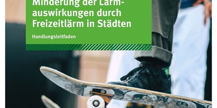 Füße auf Skateboards