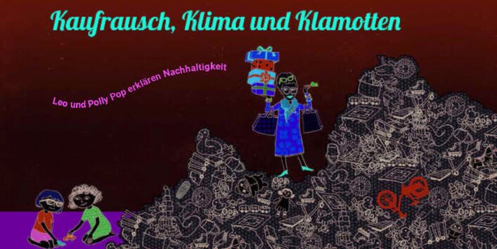 Zwei Kinder spielen mit Spielzeugautos. Eine Dame steht dahinter auf einem Berg voller Spielzeug mit weiteren Geschenken in der Hand.