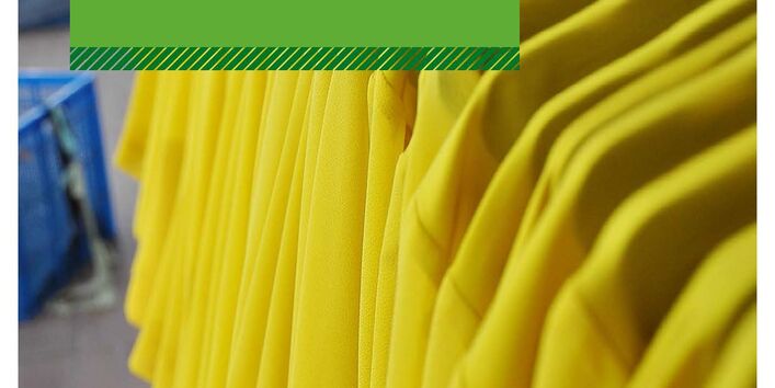 Gelbe Jacken aufgehangen