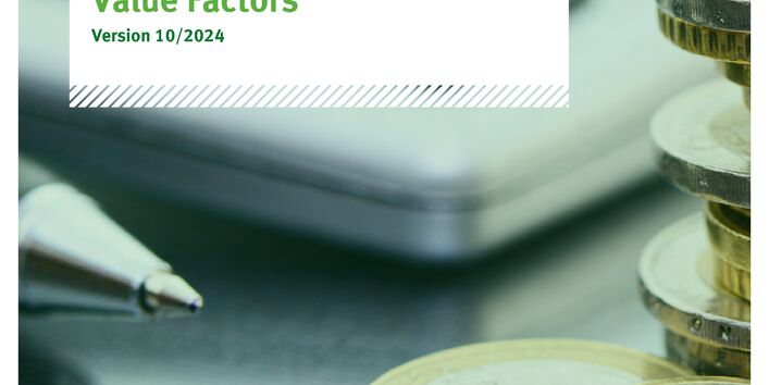 Stift, Tastatur und Geld liegen auf einem Tisch