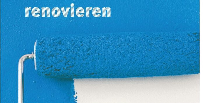 Farbrolle malt blau an weiße Wand