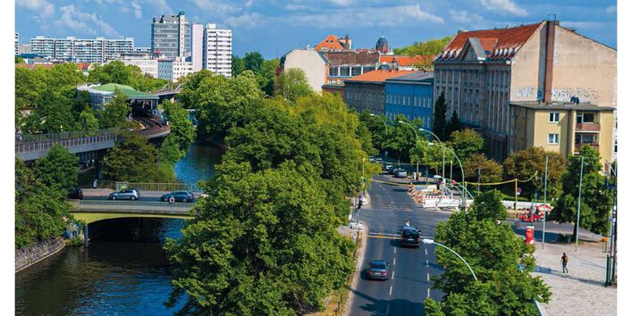 Berlin mit Kanal, Straße und Häusern