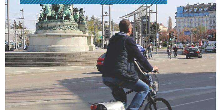 Radfahrer im Kreisverkehr