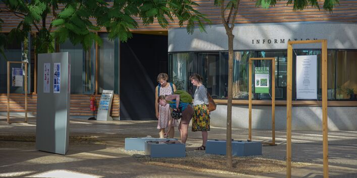 Drei Besucherinnen betrachten die Ausstellung im UBA-Dessau