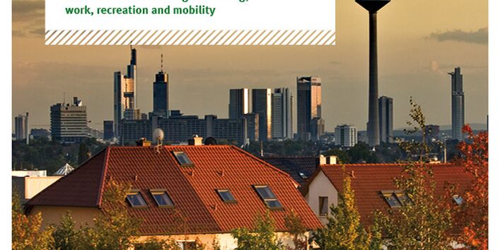Englische Titelseite der Broschüre "UMLANDSTADT umweltschonend – Nachhaltige Verflechtung von Wohnen, Arbeiten, Erholung und Mobilität" des Umweltbundesamtes, das Titelfoto zeigt den grünen Stadtrand der Stadt Frankfurt / Main
