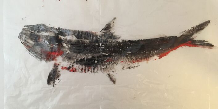 Fischmotiv aus Überresten auf Plastikfolie