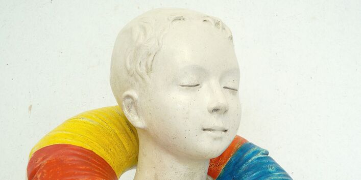 Büste eines Jungen mit Schwimmreifen