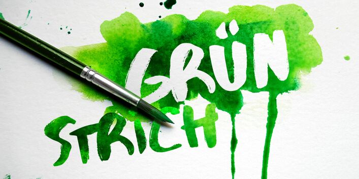 Pinsel auf grünem Klecks