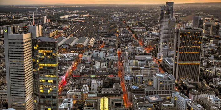 Skyline einer Großstadt von oben, abends, Hochhäuser, Straßen, Schienen