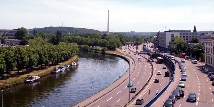 Straße am Fluss