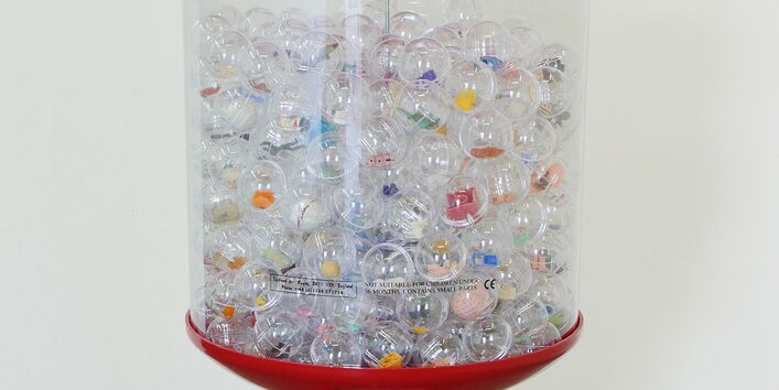 Warenautomat befüllt mit Spielzeugen, die von Seevögeln im Pazifik verschluckt wurden.