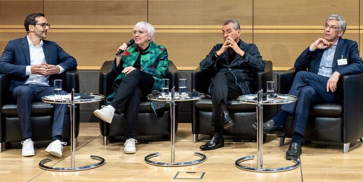 Vier Personen sitzen auf der Bühne 