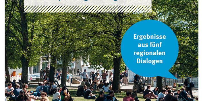 Menschen sitzen auf einer Wiese