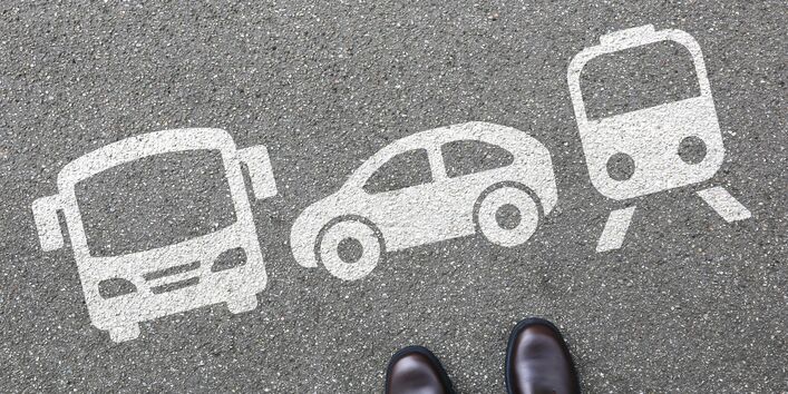 Bilder auf der Straße: Bus, Pkw, Straßenbahn