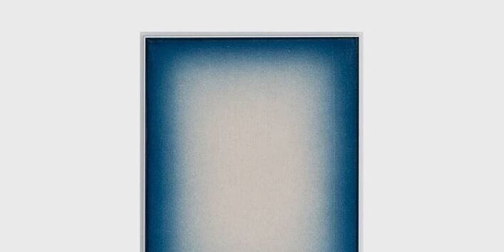 Farbflächen. dunkelblauer Rand wird nach innen heller und weiß