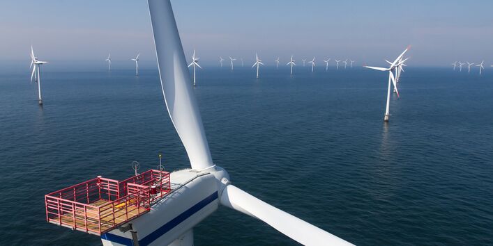 Im Meer steht eine Vielzahl von Windkraftanlagen.