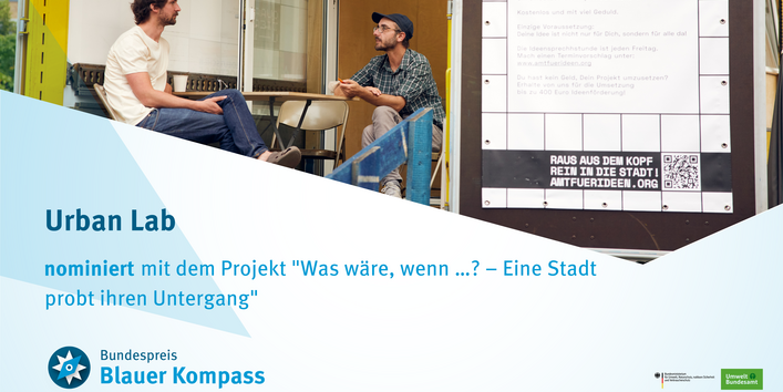 Zwei Leute sitzen beratend vor dem Amt für Ideen.