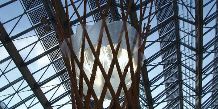 Holzkonstruktion mit in plastik gefülltem Wasser