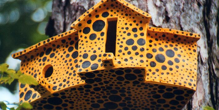 ein im Leopadenmuster bemaltes Holzhüttchen