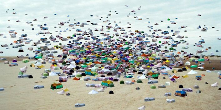 Es ist ein Bild von einem Strand zu sehen, welcher künstlerisch künstlich mit sehr vielen Zelten versehen wurde.