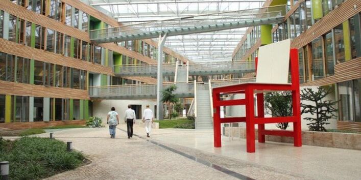 Kleiner Stuhl ganz groß: Das Möbelobjekt, welches sich nun im Umweltbundesamt befindet, hat die Maße 4,30 Meter hoch, 2,30 Meter breit und 2,50 Meter tief.