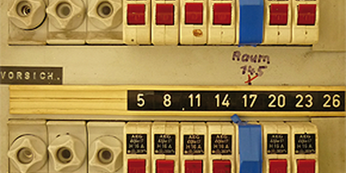 Knöpfe und Schalter einer alten Fabrik