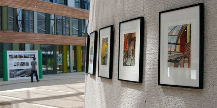 Bilder hängen im Atrium des Umwletbundesamts in Dessau aus