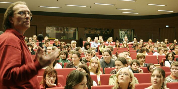 UBA-Mitarbeiter Christian Löwe steht gestikulierend vor den Zuhörern.