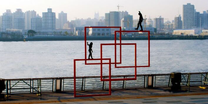 "Keeping the Balance" Shanghai, World Expo 2010 - zu sehen sind mehrere Rechtecke die sich überschneiden & in den Figuren balancierend dargestellt sind