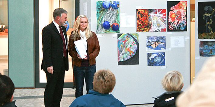 UBA Präsident mit blonder Frau am reden