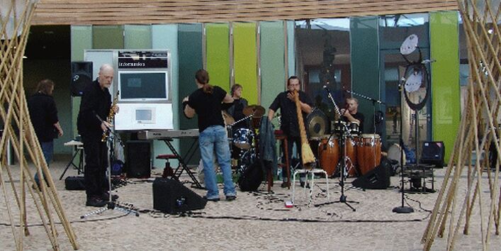 Eine Band spielt ein Eröffnungskonzert, eher internationale Instrumententypen