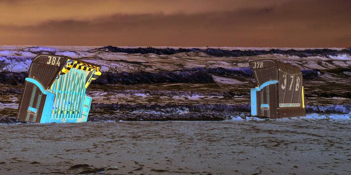 The picture shows a sandy beach on the Baltic Sea coast. There is seawater lapping around a hooded beach chair (Strandkorb). In the background, the sea is visible with powerful waves and dark thunderclouds above.