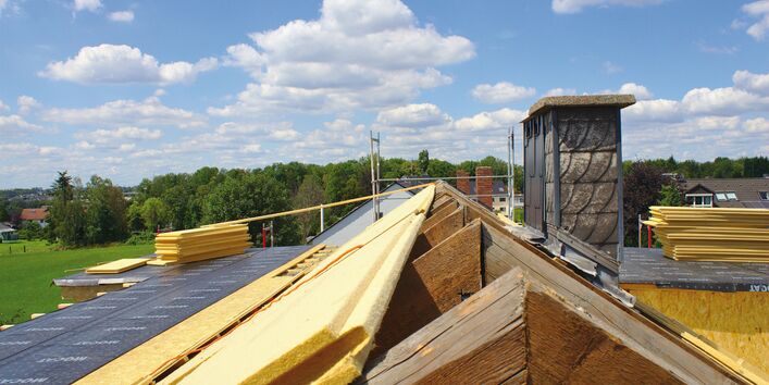 The picture shows a covered roof structure with insulation installed on its left-hand side.
