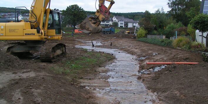 Baggerarbeiten an einem kleinen Gewässer