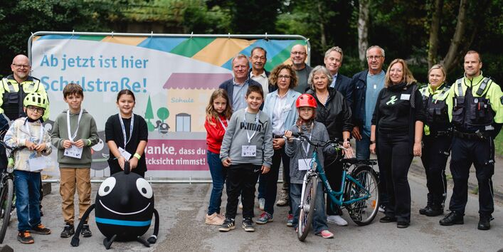Gruppe von Kindern und Erwachsenen