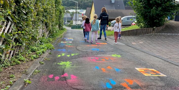 Kinder laufen zu Fuß