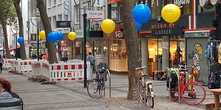 Rote Ballons markieren neue Fahrradbügel in der Dortmunder Innenstadt
