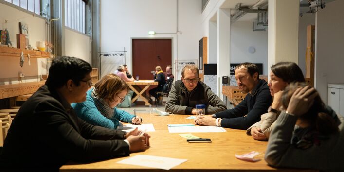 Erfahrungsaustausch und Gruppenarbeit in der Werkstatt