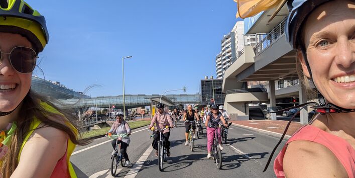 Frauen auf Fahrrädern